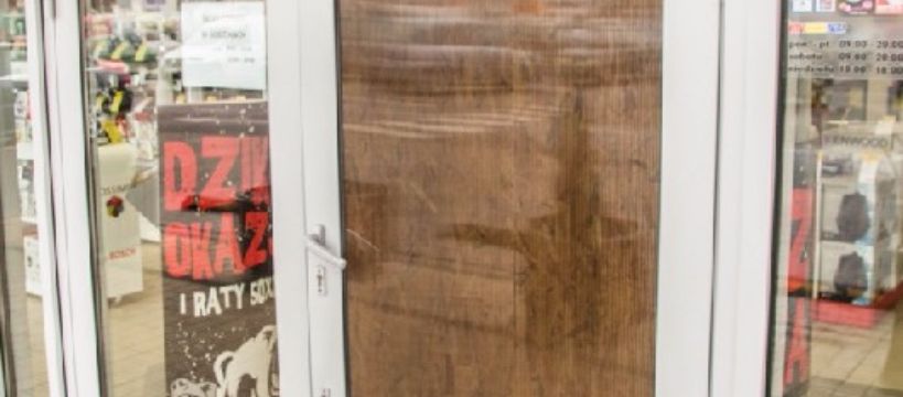 Spektakularne włamanie w Sochaczewie: złodzieje wjechali samochodem przez witrynę do sklepu