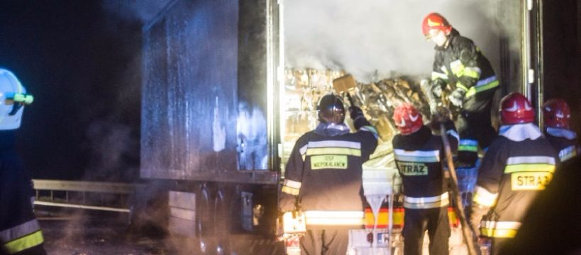 Pożar ciagnika z naczepą na obwodnicy Sochaczewa