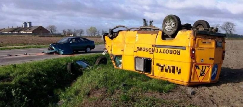 Wypadek busa w Szymanowie: 5 osób w szpitalu