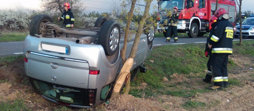 Wypadek w Brochowie: zjechał z jezdni i dachował w rowie