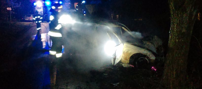 Gmina Rybno: Uderzył w drzewo i stanął w ogniu