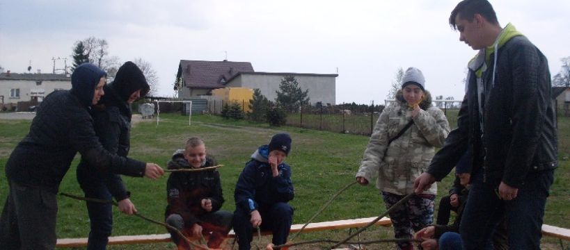 Uczniowie klasy II gimnazjum na ognisku