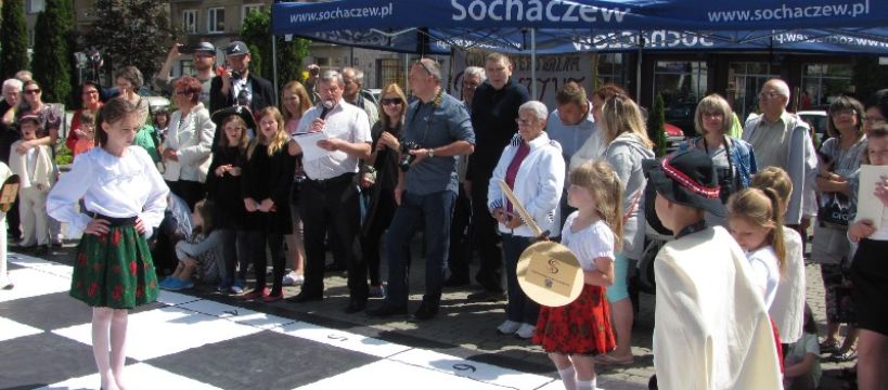 Pokaz żywych szachów na ludowo