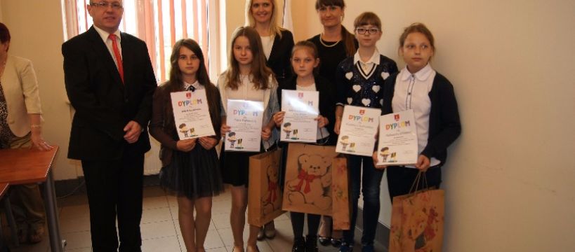 Laureatki Konkursu Plastycznego pn. Bezpiecznie na wsi – niebezpieczne atrakcje w wakacje
