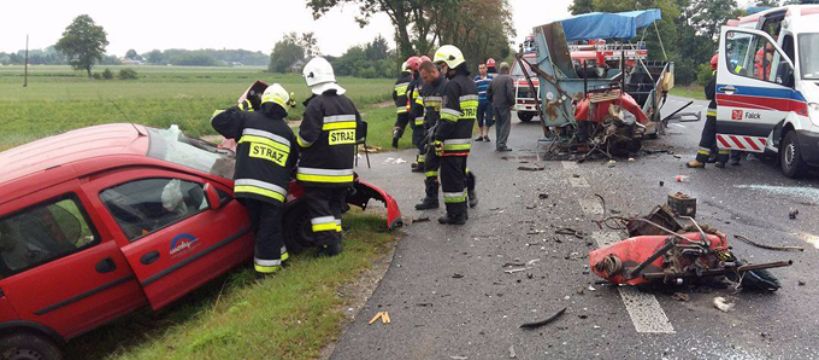Dwie osoby poszkodowane w zderzeniu opla z traktorem w Lisicach