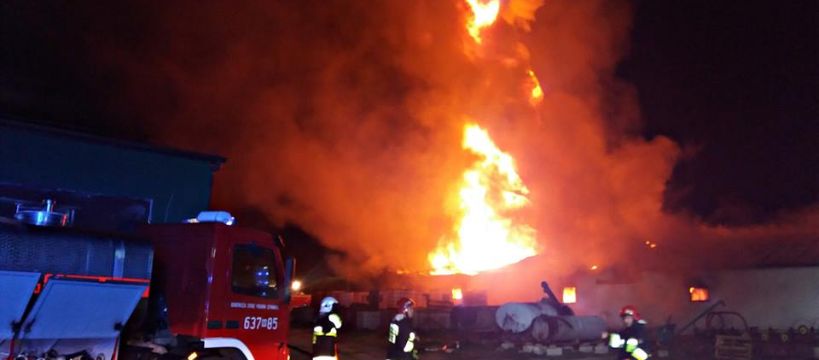 Ogromny pożar zakładów chemicznych w Żdżarowie