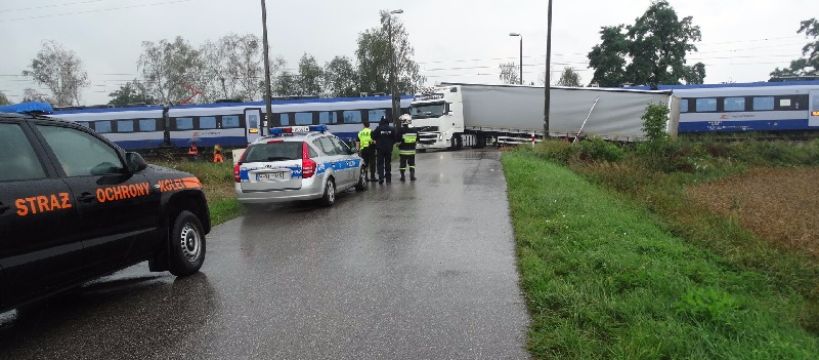 Zderzenie pociągu z ciężarówką pod Sochaczewem