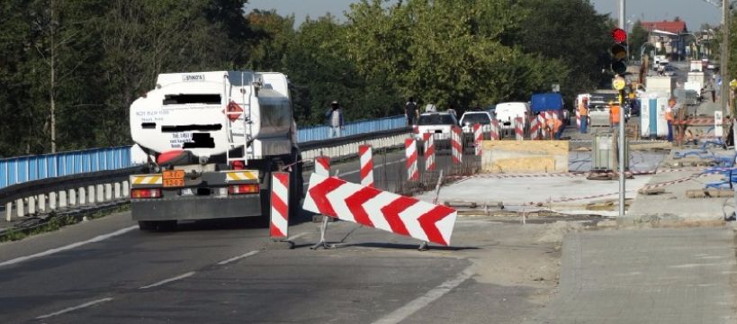 Jazda na czerwonym po moście – policja wkracza do akcji