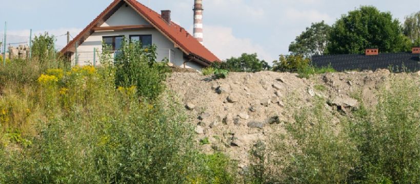 Zagrożona skarpa na Kolejowej – samowolka może uaktywnić osuwisko