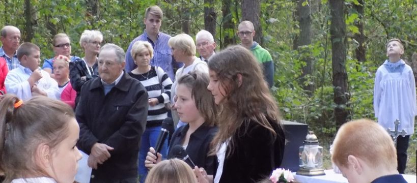 Kronikarz brochowski przy grobie nieznanego żołnierza w Kromnowie