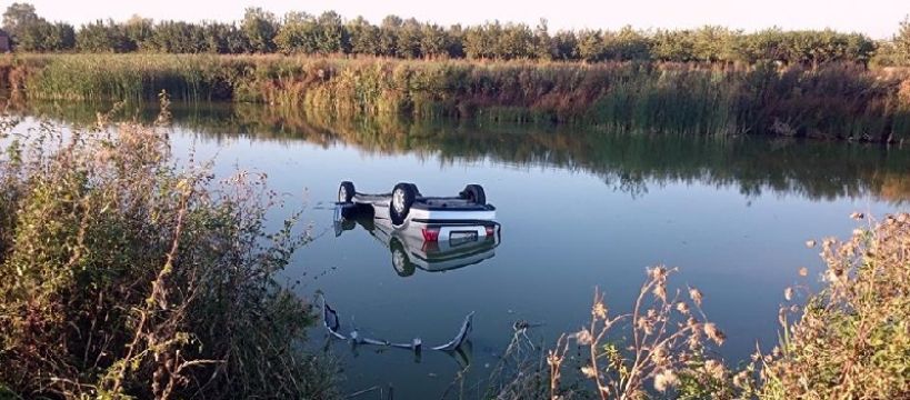 Wjechał prosto do stawu – zdarzenie w gminie Rybno