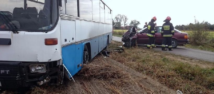 Zderzenie z autokarem przewożącym dzieci – sprawca miał zakaz prowadzenia pojazdów