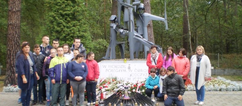 Wycieczka  uczniów Szkoły Przysposabiającej do Pracy na cmentarz wojenny  w Granicy
