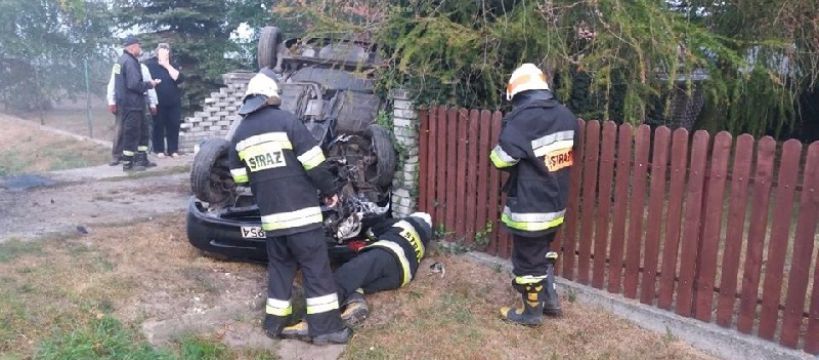 Zasnął za kierownicą, uderzył w mostek posesji i dachował