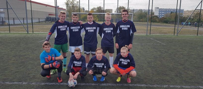 Zawody powiatowe w piłkę nożną dziewcząt i chłopców