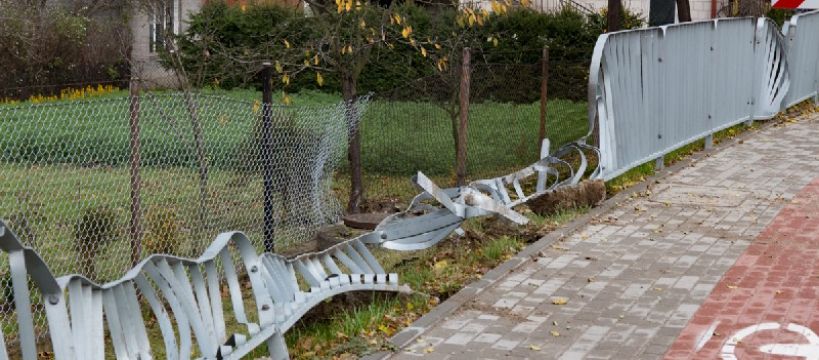 Zmiażdżone barierki na Staszica: kto to zrobił?