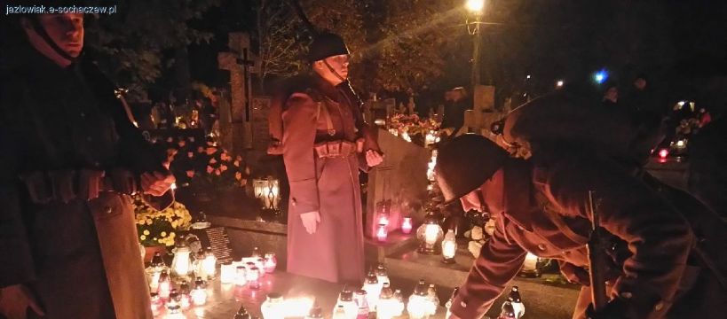 Pamiętamy - warta przy grobie majora Feliksa Kozubowskiego w dniu 1 listopada