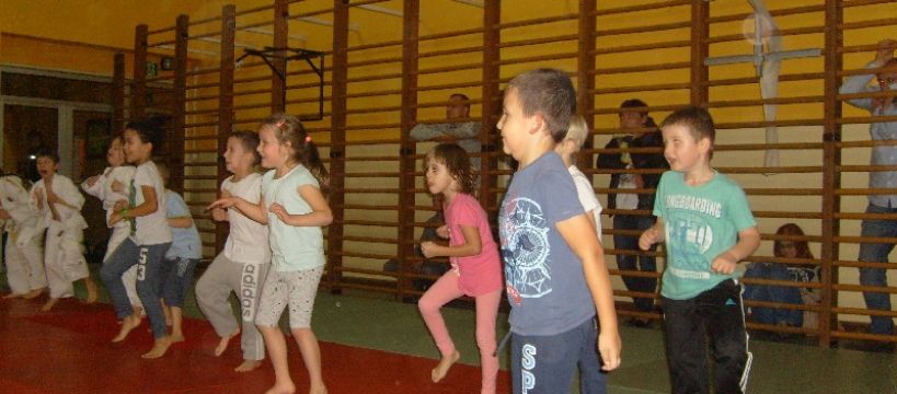 Przedszkolaki na treningu judo Uczniowskiego Klubu Sportowego "Siódemka" Sochaczew