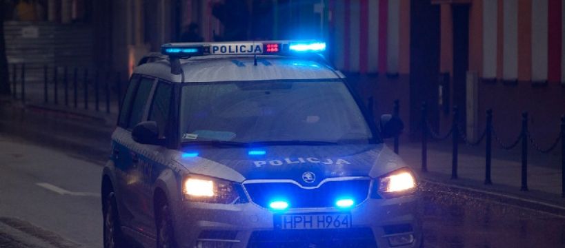 Samotna dziewczynka w klapkach i bez kurtki w autobusie