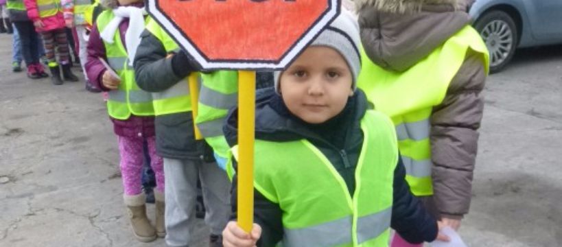 Uczniowie ze szkoły w Feliksowie brali udział w akcji "Kierowco! Nie polujemy na zebrach!"