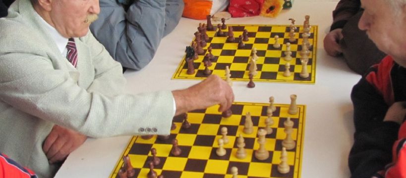 Mieszkańcy Domu Pomocy Społecznej na turnieju warcabowym