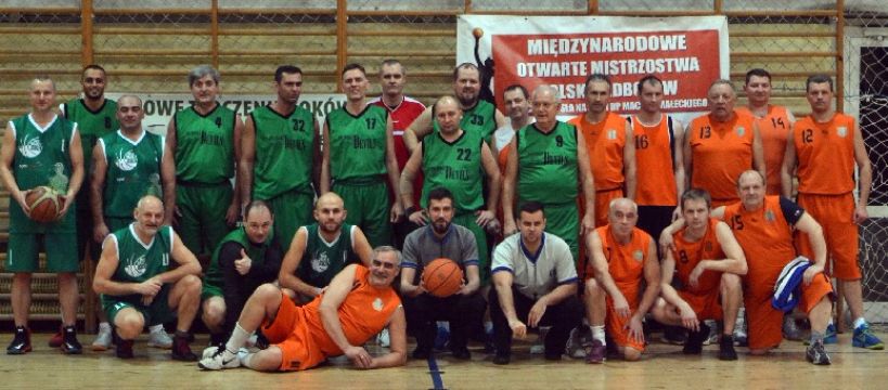 Starsi Panowie do kosza rzucają