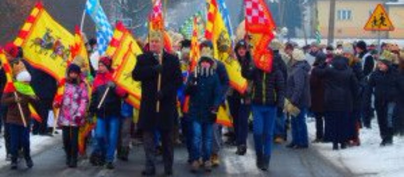 Orszak Trzech Króli  w Szymanowie  Jasełka uliczne oraz żywe zwierzęta.