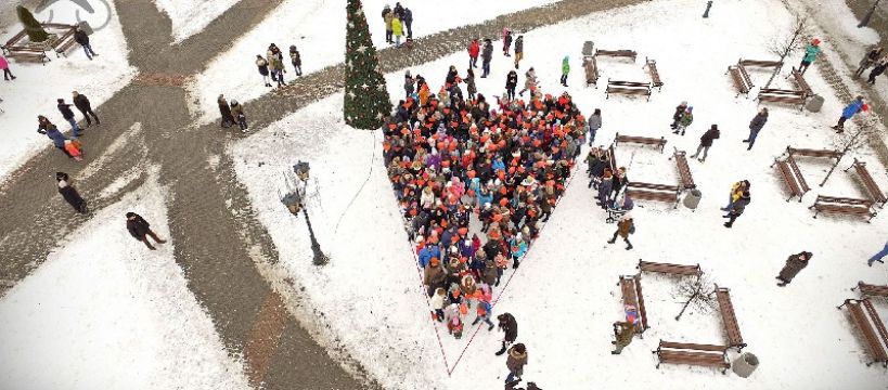 Czerwone serce na pl. Kościuszki z okazji 25. Finału WOŚP