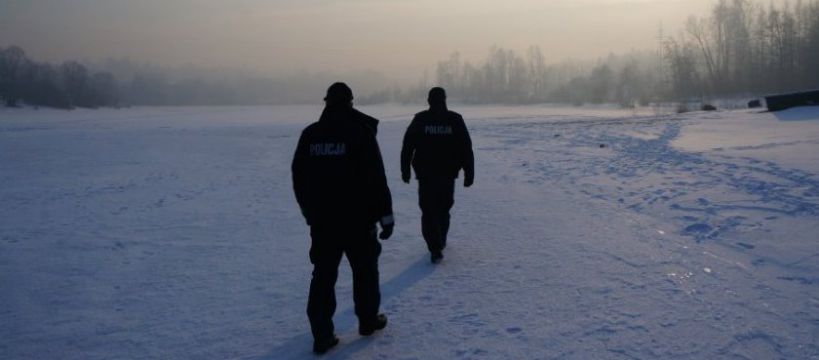 Na pomoc trzem chłopcom, którzy ślizgali się po Bzurze