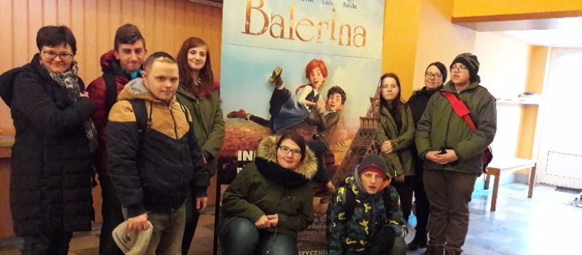 Wycieczka harcerzy  do kina na film  pod tytułem „Ballerina”