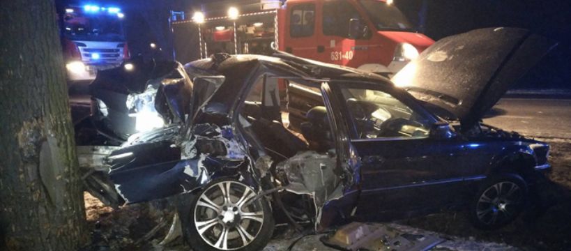 Wypadek w Kożuszkach-Parcel: zjechał z drogi i uderzył w drzewo