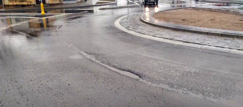 Nowe rondo i już dziura w asfalcie: interwencja