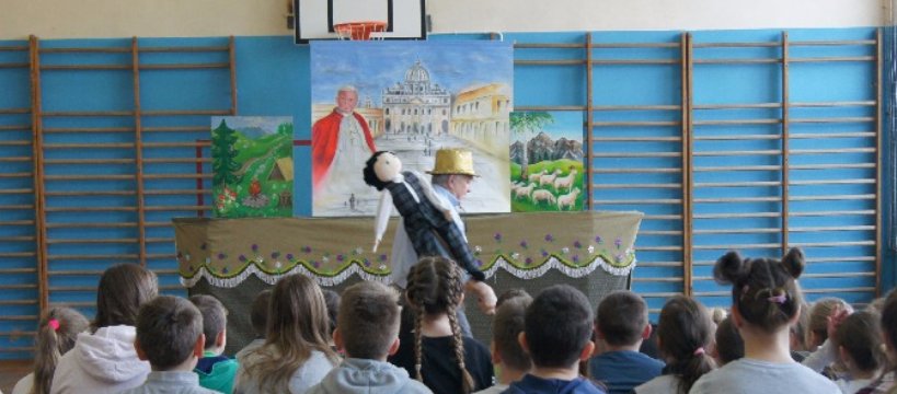 Przedstawienie teatralne pt. „Jak Karolek został papieżem”.