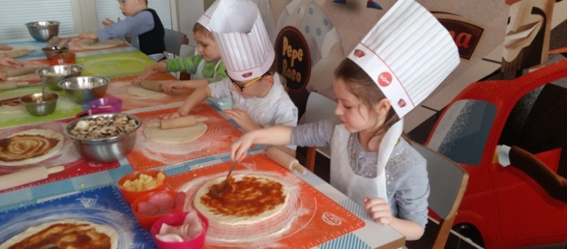 Wycieczka klas 0 do Biblioteki Miejskiej i na warsztaty robienia pizzy