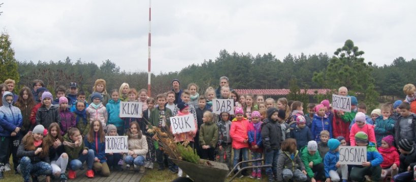 Akcja "Posadź swoje drzewko" w Szkole Podstawowej w Kamionie