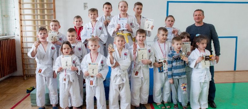 Dwadzieścia medali dla zawodników  "Siódemka" z turnieju  w Szczawinie Kościelnym.