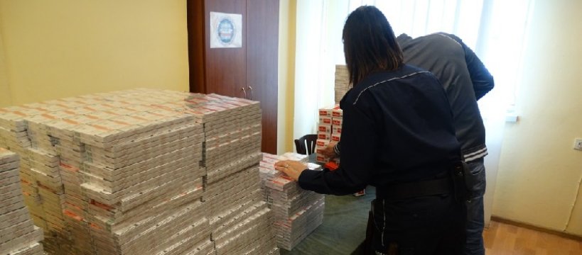 160 000 nielegalnych papierosów w garażu