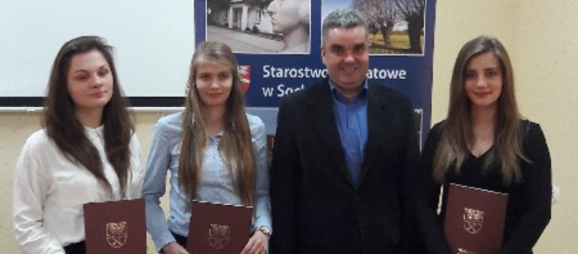 Stypendystki starosty powiatu sochaczewskiego z „Ogrodnika”.