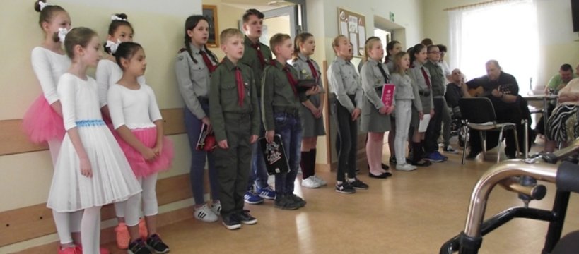 Wizyta uczniów Szkoły Podstawowej im. Kazimierza Wielkiego w Żukowie w DPS w Młodzieszynie