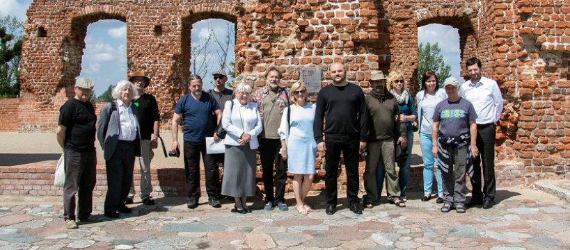 Artyści i przewodnik na zamku