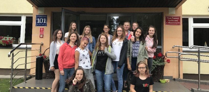 „Nietypowe przygody Czerwonego Kapturka” dla mieszkańców Domu Pomocy Społecznej w Młodzi