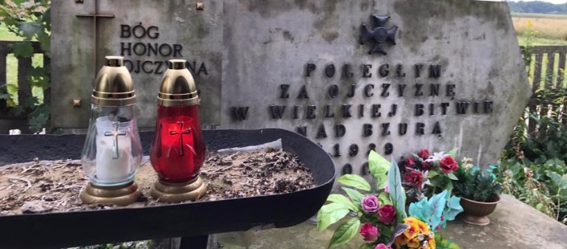 Znicze na mogiłach żołnierzy z 1939 roku