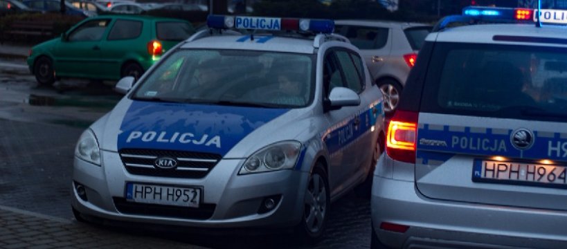 Policjanci ostrzelali auto: poszkodowany funkcjonariusz