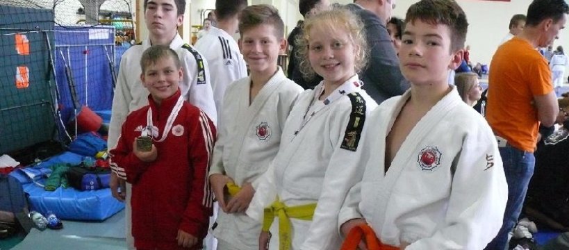 Komplet medali dla zawodników "SIÓDEMKI" z Ogólnopolskiego Turnieju Judo