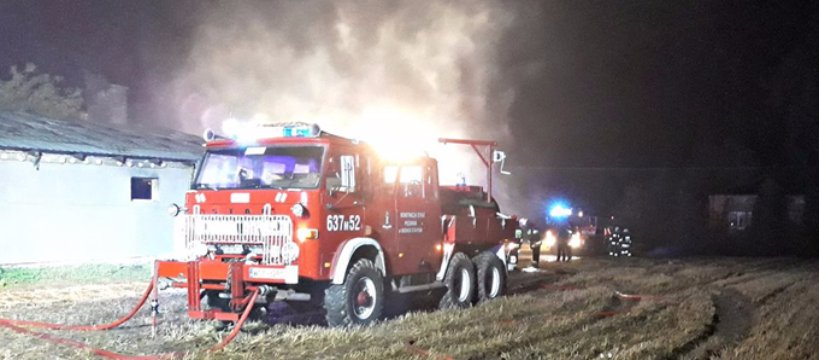 Pożar budynku inwentarskiego z kurczakami w Nartach