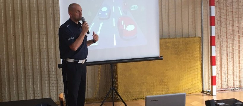Bezpieczna droga do szkoły-spotkanie z policjantem