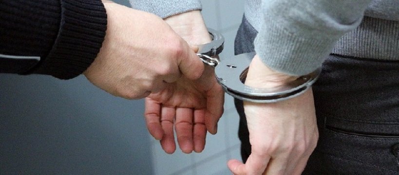 Rozbój z użyciem noża na 22-latku: sprawcy w rękach policji