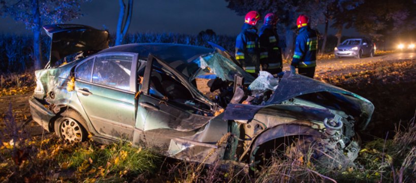 Wikcinek: zjechał z drogi i uderzył w drzewo