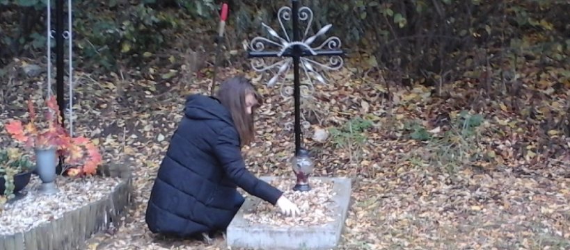 Sprzątanie opuszczonych grobów na cmentarzu w Kamionie