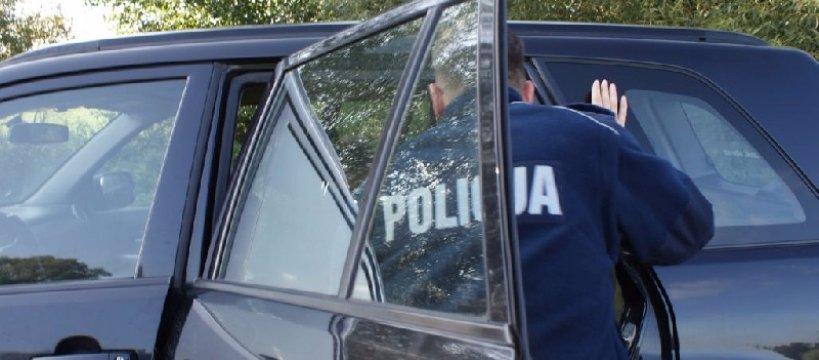 Pijany uderzył w ogrodzenie, następnie proponował łapówkę